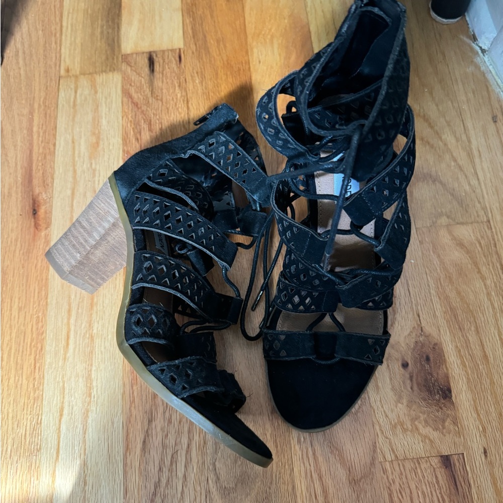NWOT STEVE MADDEN DELPHINE BLACK SUEDE SANDALS. SIZE 6